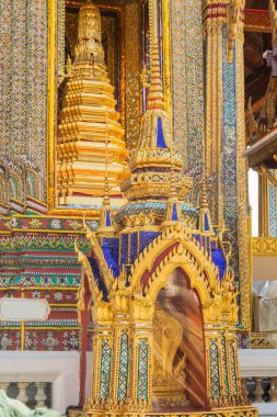 Wat Phra Kaew tapınağının ayrıntıları, güneşli bir günde, Bangkok, Tayland 'da altın ve karmaşık desenlerle bezenmiş.