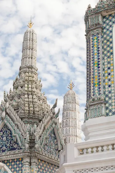 stock image Ornately decorated stone ornamentation on the towers of Wat Arun against a blue sky on a sunny day, Bangkok, Thailand