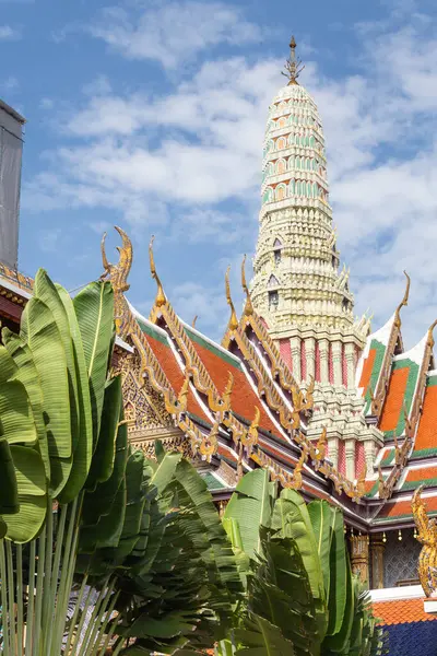 stock image Ornately mosaic-decorated tower of Wat Arun against a blue sky on a sunny day, Bangkok, Thailand