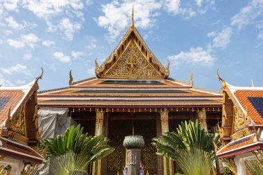 Güneşli bir günde Bangkok, Tayland 'da mavi gökyüzüne karşı Zümrüt Buda Tapınağı' nın süslü çatıları.