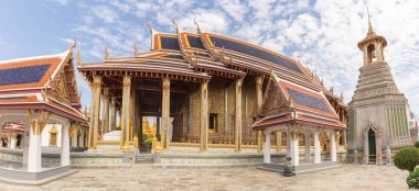 Zümrüt Buda Tapınağı, Bangkok, Tayland 'da güneşli bir günde altın ve süslemelerle donatılmış hacılar için açık bir pavyon.