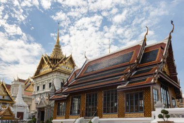 Güneşli bir günde, Bangkok, Tayland 'da, Zümrüt Buddha Tapınağı' nın çatıları mavi gökyüzüne karşı süslü bir kule.