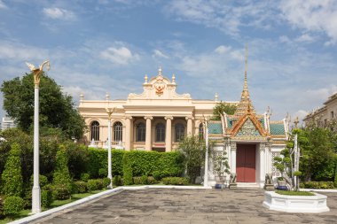 Güneşli bir günde, Bangkok, Tayland 'da yeşil bir parkla çevrili Büyük Saray' daki Zümrüt Buda Müzesi Tapınağı manzarası.