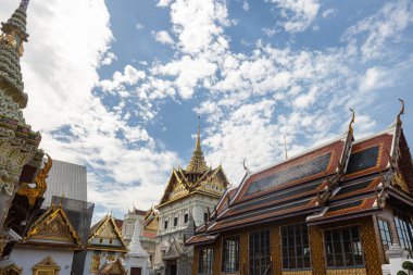 Güneşli bir günde, Bangkok, Tayland 'da, Zümrüt Buddha Tapınağı' nın süslü kuleleri ve çatıları mavi gökyüzüne karşı