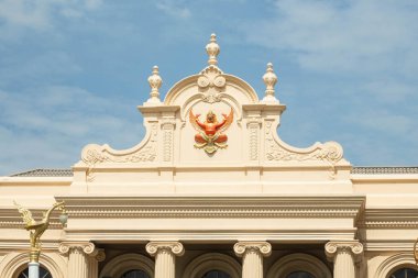 Güneşli bir günde Bangkok, Tayland 'daki mavi gökyüzüne karşı Garuda' nın resmedildiği Zümrüt Buda Müzesi 'nin ön cephesine yakın çekim.