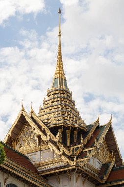 Güneşli bir günde Bangkok, Tayland 'da Dusit Maha Prasat Kraliyet Salonu' nun süslü ve altın tavanı.