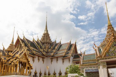 Güneşli bir günde Bangkok, Tayland 'da, Dusit Maha Prasat Kraliyet Salonu' nun süslü kuleleri ve çatıları mavi gökyüzüne karşı.