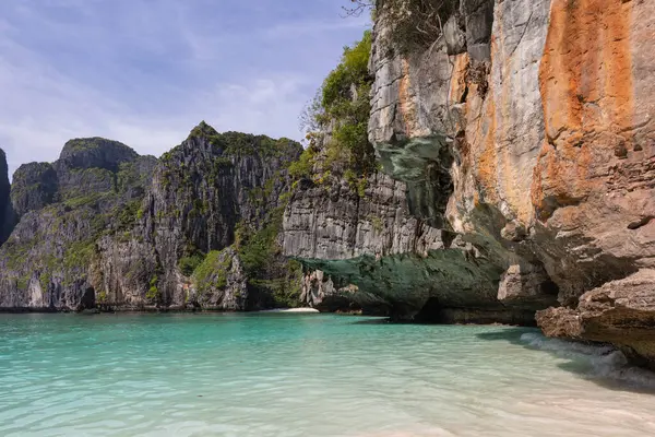 stock image A stunning view of Maya Bay on Phi Phi Ley Island, Thailand, showcasing towering limestone cliffs, crystal-clear turquoise water, and a sandy beach