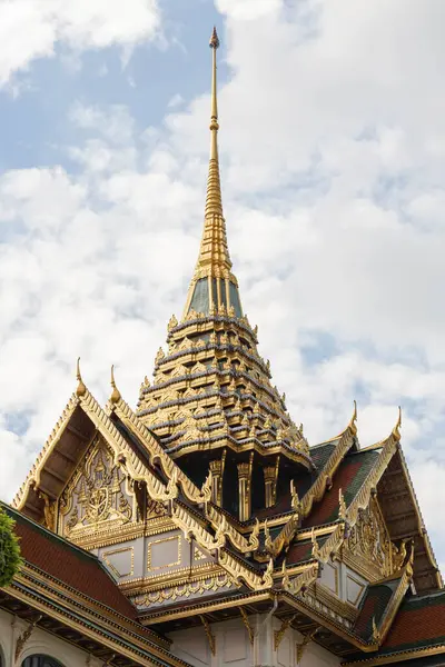 Güneşli bir günde Bangkok, Tayland 'da Dusit Maha Prasat Kraliyet Salonu' nun süslü ve altın tavanı.