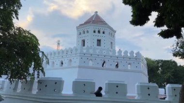 Phra Sumen Kalesi, Tayland 'ın zengin askeri tarihini yansıtan ve modern şehrin geçmişine bir bakış sunan Bangkok' ta tarihi bir beyaz kaledir. Bangkok, Tayland - 25 Ekim 2023.