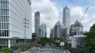 Bangkoks Skyline 'ın 4K videosunda modern gökdelenler, işlek şehir sokakları ve devam eden inşaatlar yer alıyor. Bangkok, Tayland - 25 Kasım 2023.