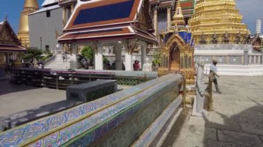 Bir Tayland tapınağı kompleksinin canlı bir görüntüsü. Karmaşık bir şekilde tasarlanmış altın tapınaklar ve geleneksel Tayland mimarisi. Dini mirası ele geçiriyor. Bangkok, Tayland - 26 Ekim 2023.