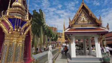 Bir Tayland tapınağı kompleksinin canlı bir görüntüsü. Karmaşık bir şekilde tasarlanmış altın tapınaklar ve geleneksel Tayland mimarisi. Dini mirası ele geçiriyor. Bangkok, Tayland - 26 Ekim 2023.