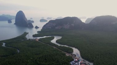 Sakin sularla çevrili yemyeşil adalar ve uzak yüksek kaya oluşumları Samet Nangshe bakış açısıyla sakin ve resimli bir manzara yaratır..