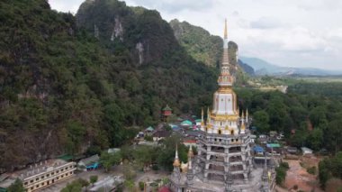 Tayland 'da yemyeşil dağların ve sık ormanların oluşturduğu görkemli bir zemin üzerinde duran bir altın tapınağın 4K videosu ülkenin zengin kültürel mirasını gözler önüne seriyor..