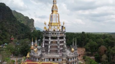 Tayland 'da yemyeşil dağların ve sık ormanların oluşturduğu görkemli bir zemin üzerinde duran bir altın tapınağın 4K videosu ülkenin zengin kültürel mirasını gözler önüne seriyor..