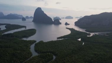 Sakin sularla çevrili yemyeşil adalar ve uzak yüksek kaya oluşumları Samet Nangshe bakış açısıyla sakin ve resimli bir manzara yaratır..