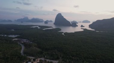 Sakin sularla çevrili yemyeşil adalar ve uzak yüksek kaya oluşumları Samet Nangshe bakış açısıyla sakin ve resimli bir manzara yaratır..