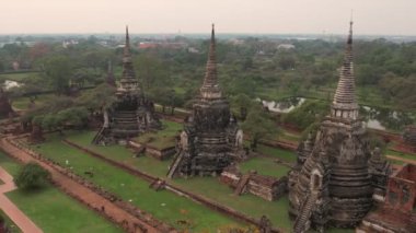Wat Mahathat 'ın havadan görünüşü, Tayland' daki Ayutthaya tapınağı. Ayutthaya Tarihi Parkı UNESCO tarafından Dünya Mirası olarak kabul ediliyor. 4K video.