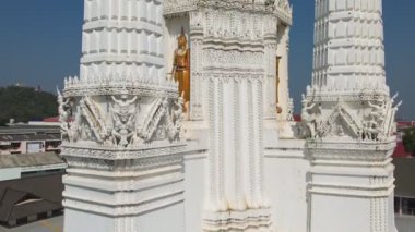 Wat Mahathat Worawihan Ratchaburi, Tayland 'ın detaylı süsü. 4K İHA videosu yavaş çekimde.