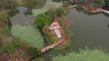 Wat Mahathat 'ın havadan görünüşü, Tayland' daki Ayutthaya tapınağı. Ayutthaya Tarihi Parkı UNESCO tarafından Dünya Mirası olarak kabul ediliyor. 4K video.