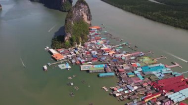 4K yavaş çekim videosu. Tayland, Phang Nga 'daki Panyee Adası' nın havadan görüntüsü. Tayland 'ın Koh Panyee adasında yüzen Müslüman balıkçı köyü.