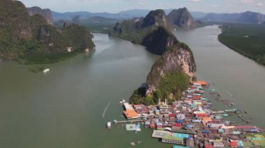 4K yavaş çekim videosu. Tayland, Phang Nga 'daki Panyee Adası' nın havadan görüntüsü. Tayland 'ın Koh Panyee adasında yüzen Müslüman balıkçı köyü.