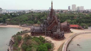 Doğruluk Tapınağı Müzesi 'nin 4K videosu Naklua Pattaya şehrinin rahatlatıcı Rachvate pelerininde yer alan devasa bir ahşap yapıdır..