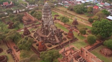Wat Mahathat 'ın havadan görünüşü, Tayland' daki Ayutthaya tapınağı. Ayutthaya Tarihi Parkı UNESCO tarafından Dünya Mirası olarak kabul ediliyor. 4K video.
