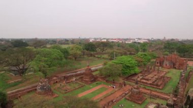 Wat Mahathat 'ın havadan görünüşü, Tayland' daki Ayutthaya tapınağı. Ayutthaya Tarihi Parkı UNESCO tarafından Dünya Mirası olarak kabul ediliyor. 4K video.