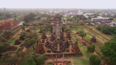 Wat Mahathat 'ın havadan görünüşü, Tayland' daki Ayutthaya tapınağı. Ayutthaya Tarihi Parkı UNESCO tarafından Dünya Mirası olarak kabul ediliyor. 4K video.