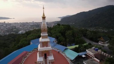 Phuket, Tayland 'daki Patong Tepesi' nin tepesindeki Wat Doi Thep Nimit Manastırı 'nda güzel bir gün batımı. Ağır çekimde 4K 'da çekildi..