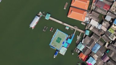 4K yavaş çekim videosu. Tayland, Phang Nga 'daki Panyee Adası' nın havadan görüntüsü. Tayland 'ın Koh Panyee adasında yüzen Müslüman balıkçı köyü.