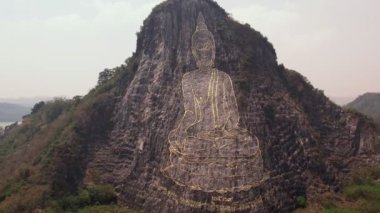 Buda görüntüsünün 4K videosu lazer tarafından Khao Chi Chan Dağı, Pattaya 'da oluşturuldu. Chonburi, Tayland.