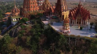 Kanchanaburi, Tayland 'da Wat Tham Suea ve Wat Tham Kao Noi' nin 4K hava manzarası.