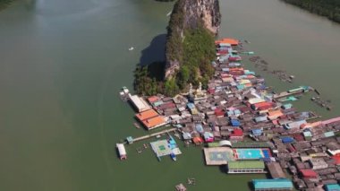 4K yavaş çekim videosu. Tayland, Phang Nga 'daki Panyee Adası' nın havadan görüntüsü. Tayland 'ın Koh Panyee adasında yüzen Müslüman balıkçı köyü.