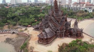 Doğruluk Tapınağı Müzesi 'nin 4K videosu Naklua Pattaya şehrinin rahatlatıcı Rachvate pelerininde yer alan devasa bir ahşap yapıdır..