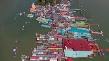 4K yavaş çekim videosu. Tayland, Phang Nga 'daki Panyee Adası' nın havadan görüntüsü. Tayland 'ın Koh Panyee adasında yüzen Müslüman balıkçı köyü.