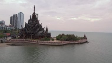 Doğruluk Tapınağı Müzesi 'nin 4K videosu Naklua Pattaya şehrinin rahatlatıcı Rachvate pelerininde yer alan devasa bir ahşap yapıdır..
