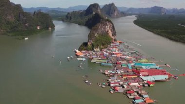 4K yavaş çekim videosu. Tayland, Phang Nga 'daki Panyee Adası' nın havadan görüntüsü. Tayland 'ın Koh Panyee adasında yüzen Müslüman balıkçı köyü.