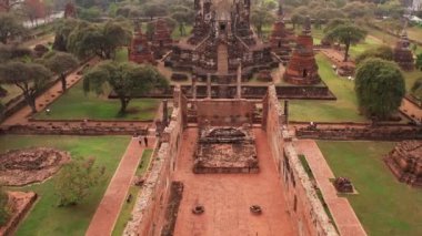 Wat Mahathat 'ın havadan görünüşü, Tayland' daki Ayutthaya tapınağı. Ayutthaya Tarihi Parkı UNESCO tarafından Dünya Mirası olarak kabul ediliyor. 4K video.