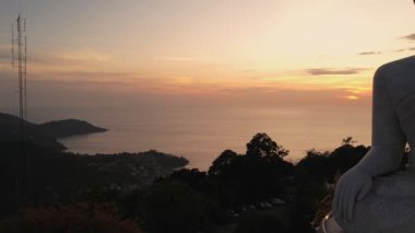 Büyük Buda 'nın Tayland' ın Phuket ilindeki gün batımına bakış açısı. Büyük Buda heykeli adadaki en önemli ve saygı duyulan simgelerden biridir..