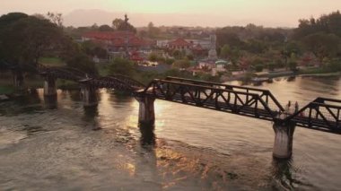 Kanchanaburi 'deki Khwae Nehri' ni geçerken 4K videosu Tayland 'da önemli bir tarihi seyahat alanıdır. Bu köprü 2. Dünya Savaşı 'ndaki tarihi ile ünlüdür..