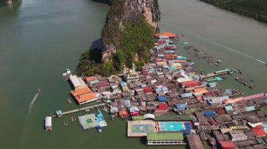 4K yavaş çekim videosu. Tayland, Phang Nga 'daki Panyee Adası' nın havadan görüntüsü. Tayland 'ın Koh Panyee adasında yüzen Müslüman balıkçı köyü.