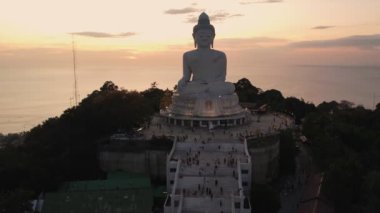 Büyük Buda 'nın Tayland' ın Phuket ilindeki gün batımına bakış açısı. Büyük Buda heykeli adadaki en önemli ve saygı duyulan simgelerden biridir..