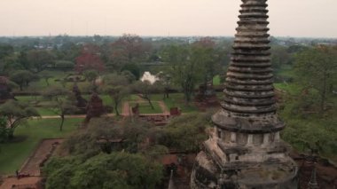 Wat Mahathat 'ın havadan görünüşü, Tayland' daki Ayutthaya tapınağı. Ayutthaya Tarihi Parkı UNESCO tarafından Dünya Mirası olarak kabul ediliyor. 4K video.
