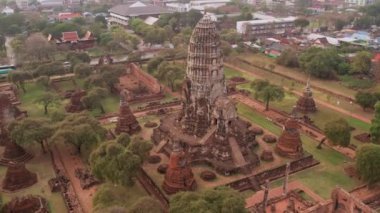 Wat Mahathat 'ın havadan görünüşü, Tayland' daki Ayutthaya tapınağı. Ayutthaya Tarihi Parkı UNESCO tarafından Dünya Mirası olarak kabul ediliyor. 4K video.