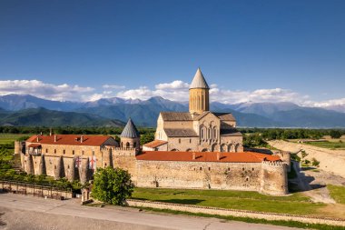 Kakheti 'deki Alaetti Manastırı Kompleksi panoramik manzarası. Kakheti, Gürcistan 'ın doğusunda yer alan bir bölge..