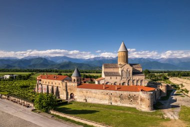 Kakheti 'deki Alaetti Manastırı Kompleksi panoramik manzarası. Kakheti, Gürcistan 'ın doğusunda yer alan bir bölge..