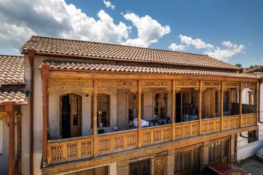 Süslü ahşap balkon Telavi şehir merkezinde eski bir tarihi binanın parçasıdır. Gürcistan 'ın Kakheti bölgesinde mimari.